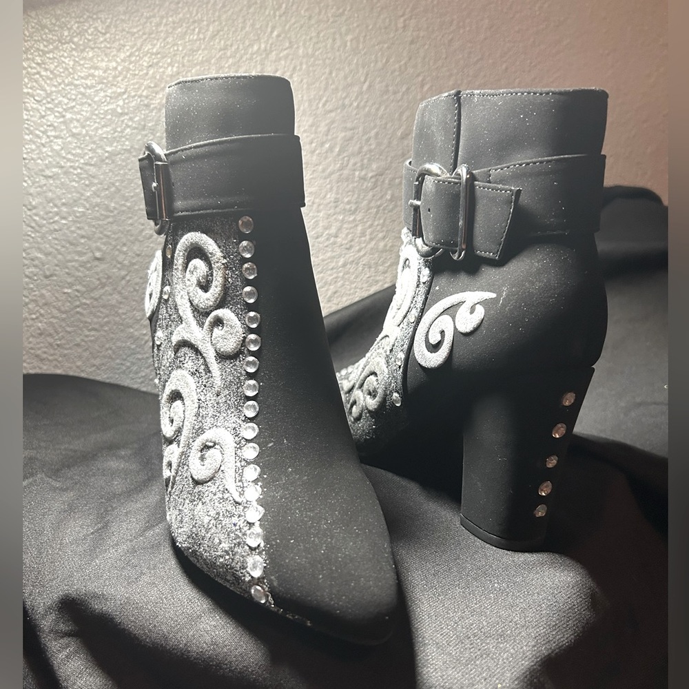 Brand (Delicious) Heels boots in black & silver glitter 7.5